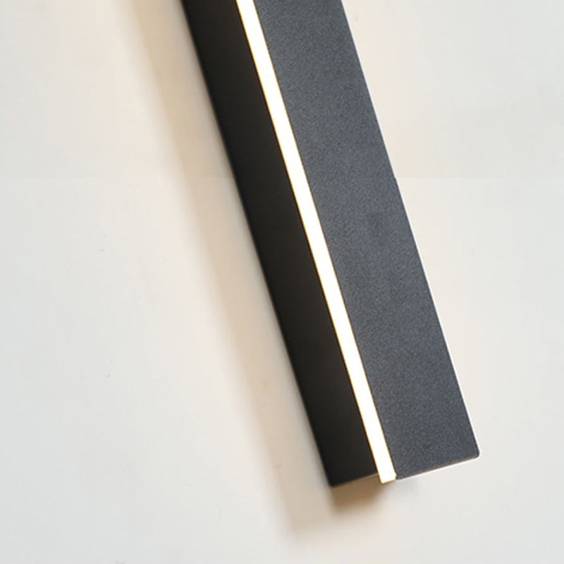 LunaBright – Contemporary LED Wall Light for Outdoors