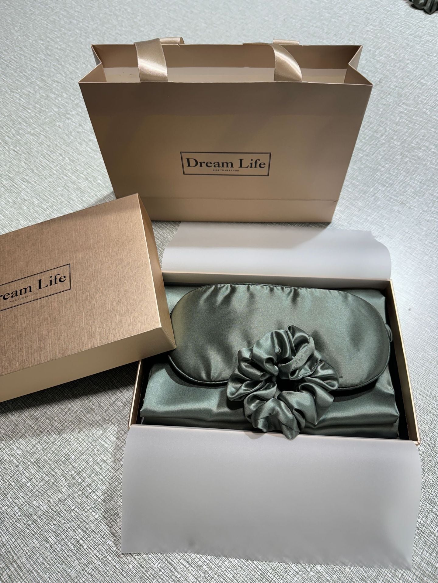 SilkDream - 4-Piece Skin-Friendly Silk Sleep Set (Hidden Zipper Pillowcase)