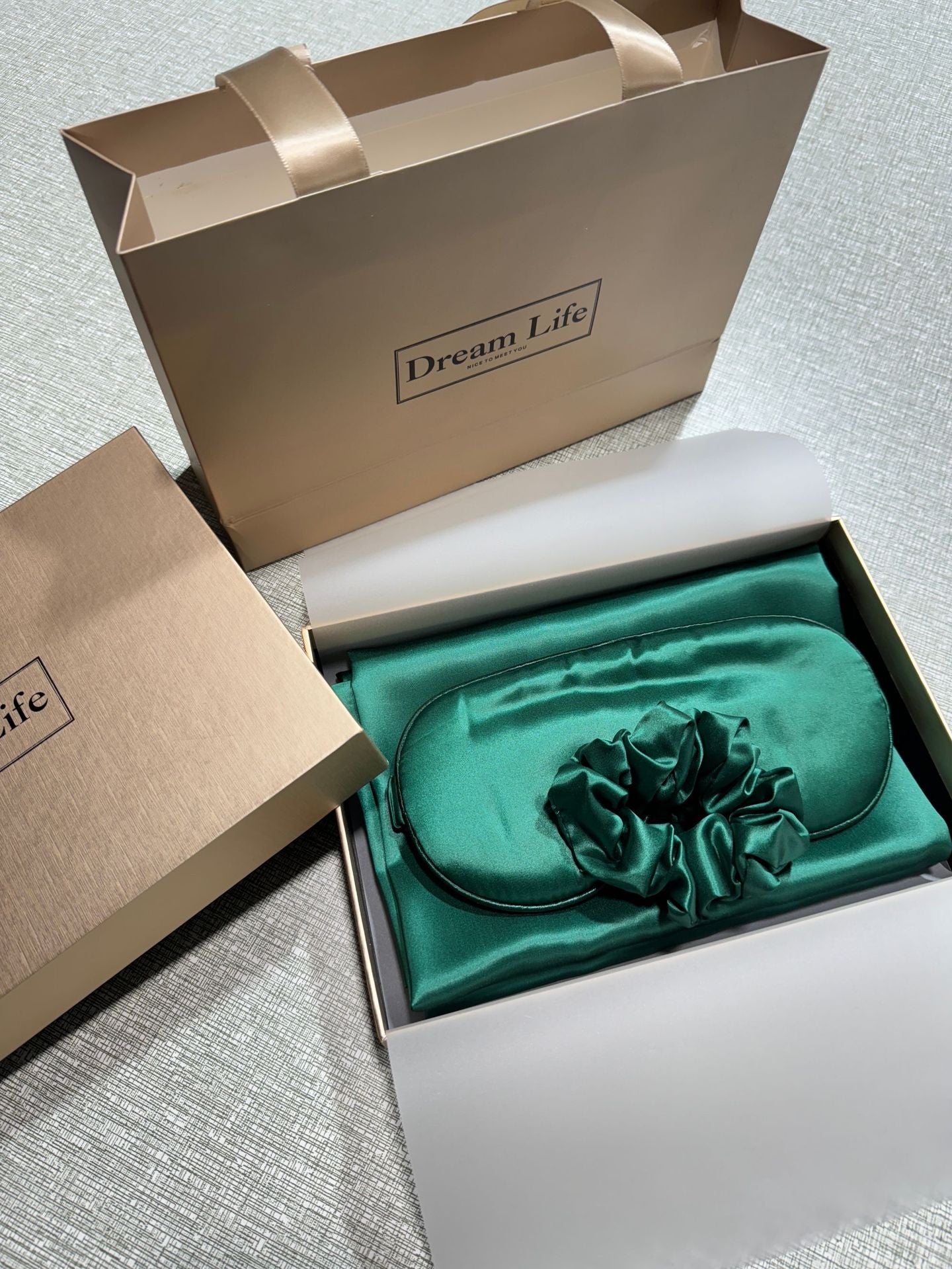 SilkDream - 4-Piece Skin-Friendly Silk Sleep Set (Hidden Zipper Pillowcase)