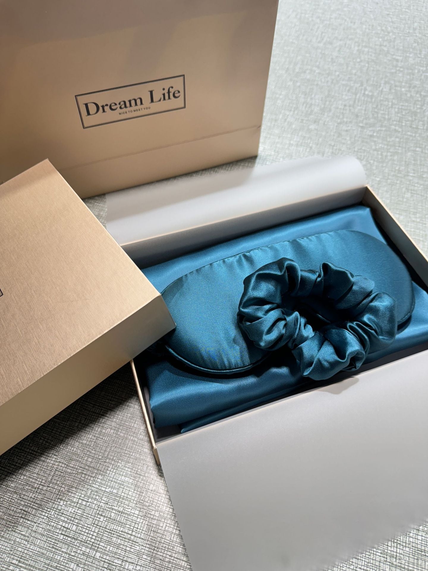 SilkDream - 4-Piece Skin-Friendly Silk Sleep Set (Hidden Zipper Pillowcase)