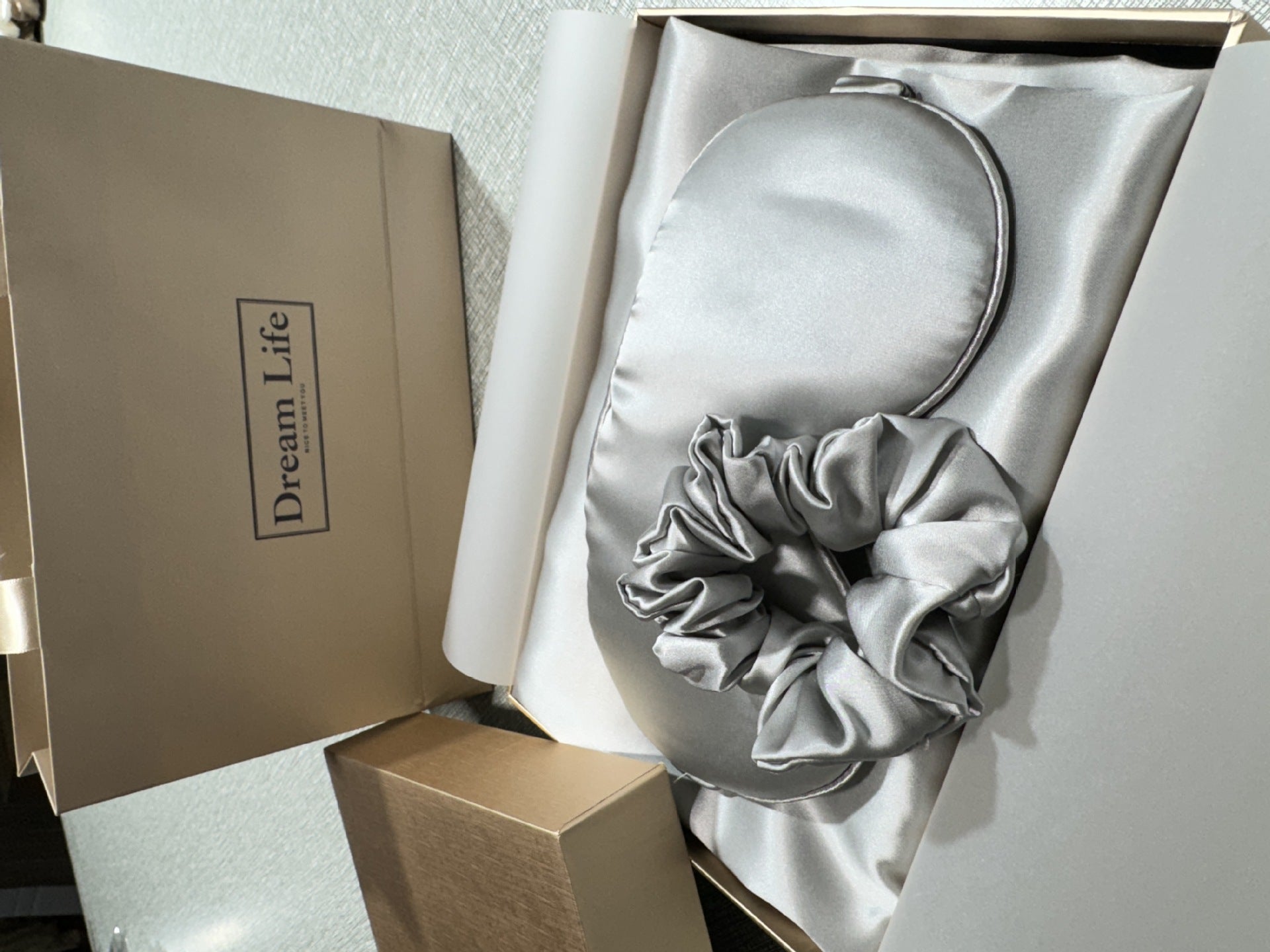 SilkDream - 4-Piece Skin-Friendly Silk Sleep Set (Hidden Zipper Pillowcase)