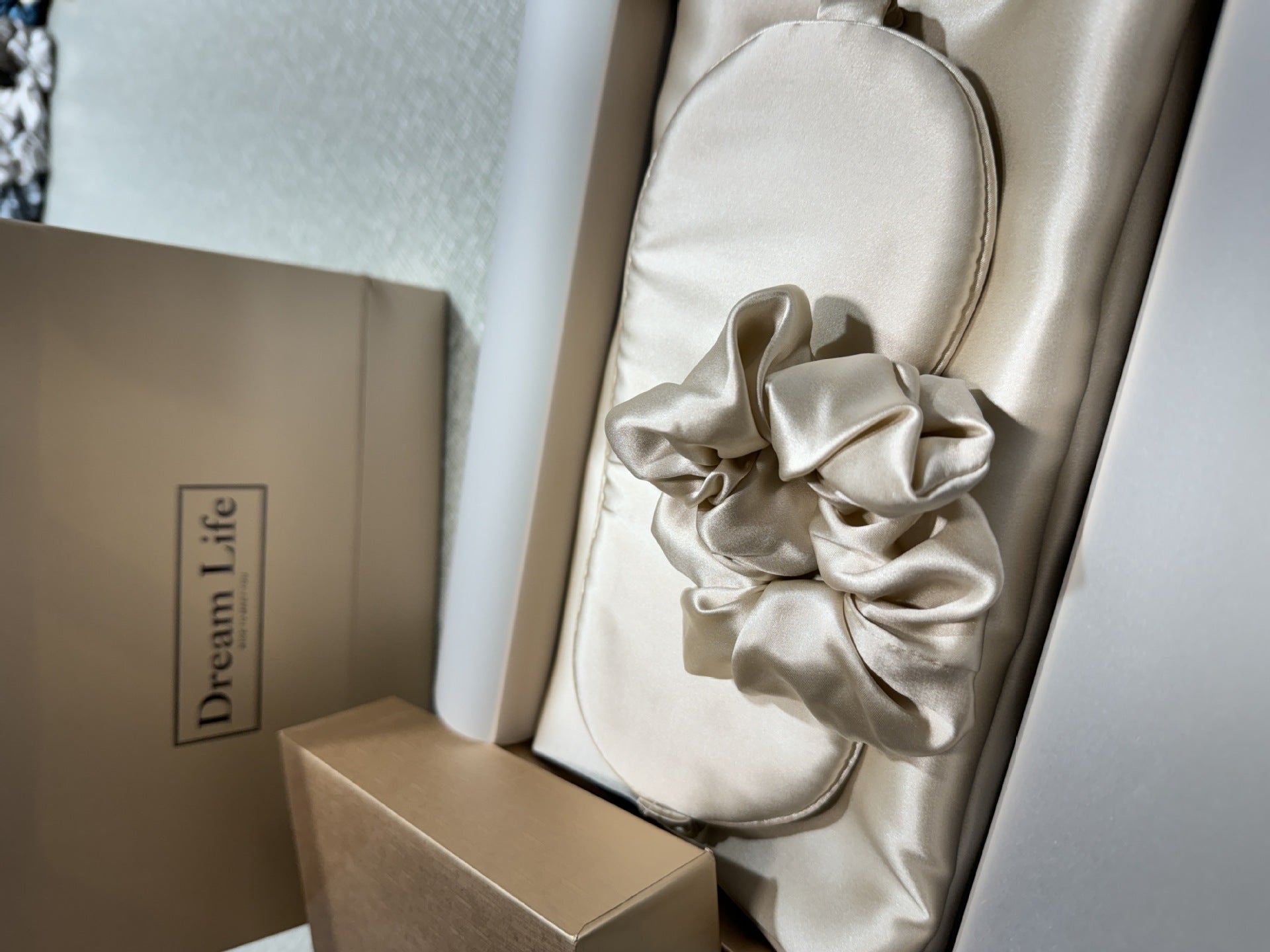 SilkDream - 4-Piece Skin-Friendly Silk Sleep Set (Hidden Zipper Pillowcase)